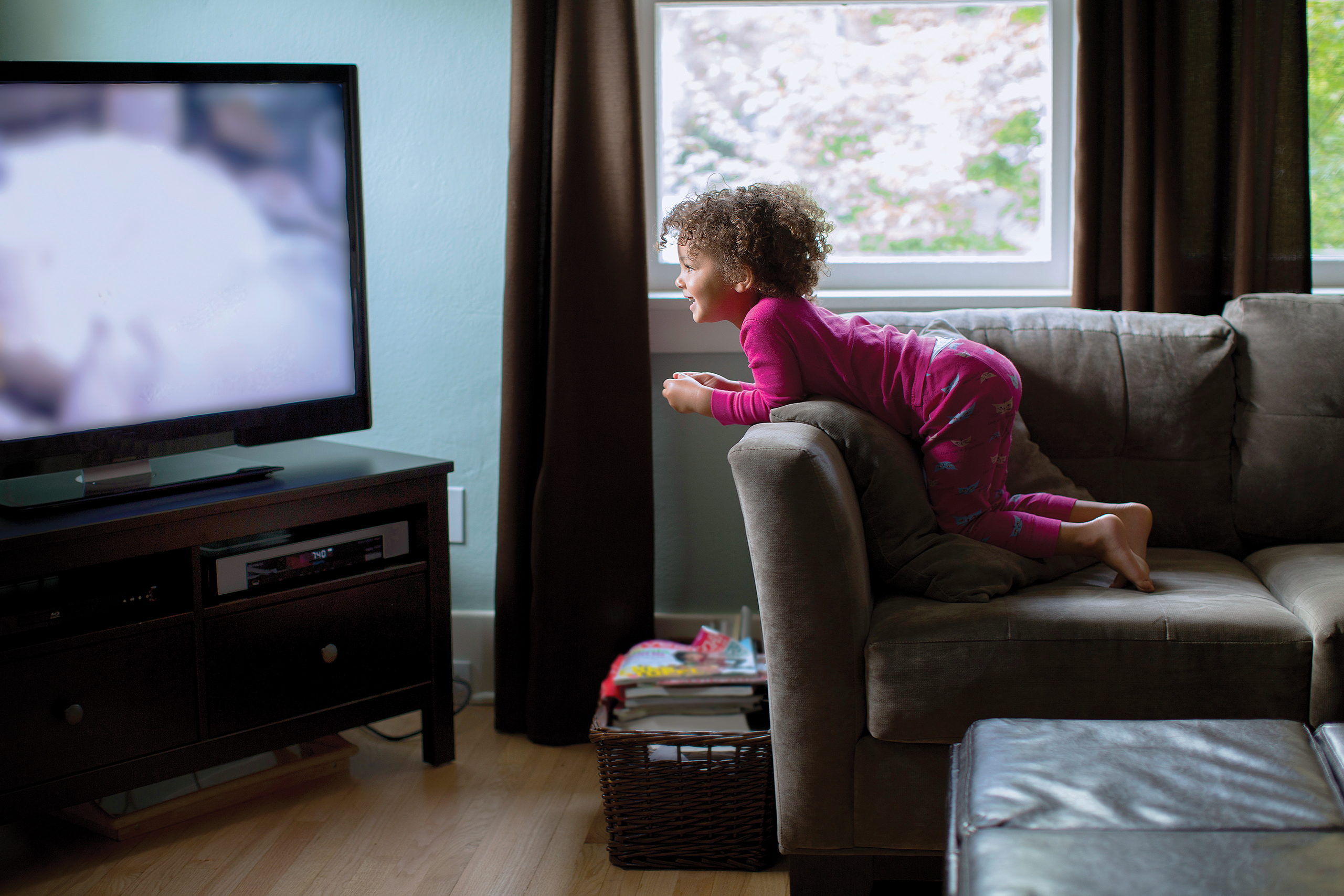 She s watching tv. Человек перед телевизором. Девочка перед телевизором. Смотря телевизор. Девушка перед телевизором.