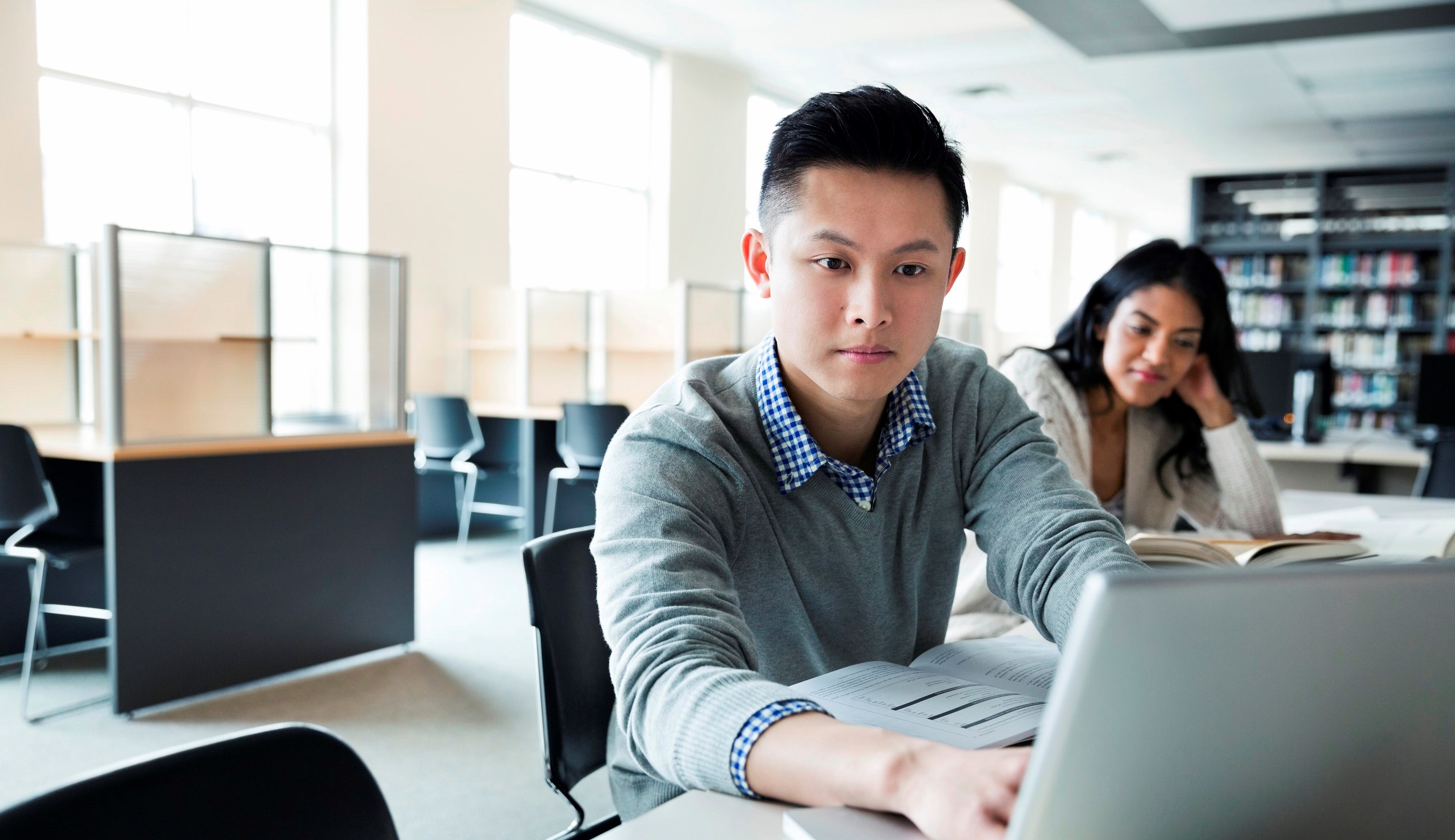 стади чайниз. китаец за компьютером. Chinese изучение. урок китайского. китайские студенты в библиотеке.