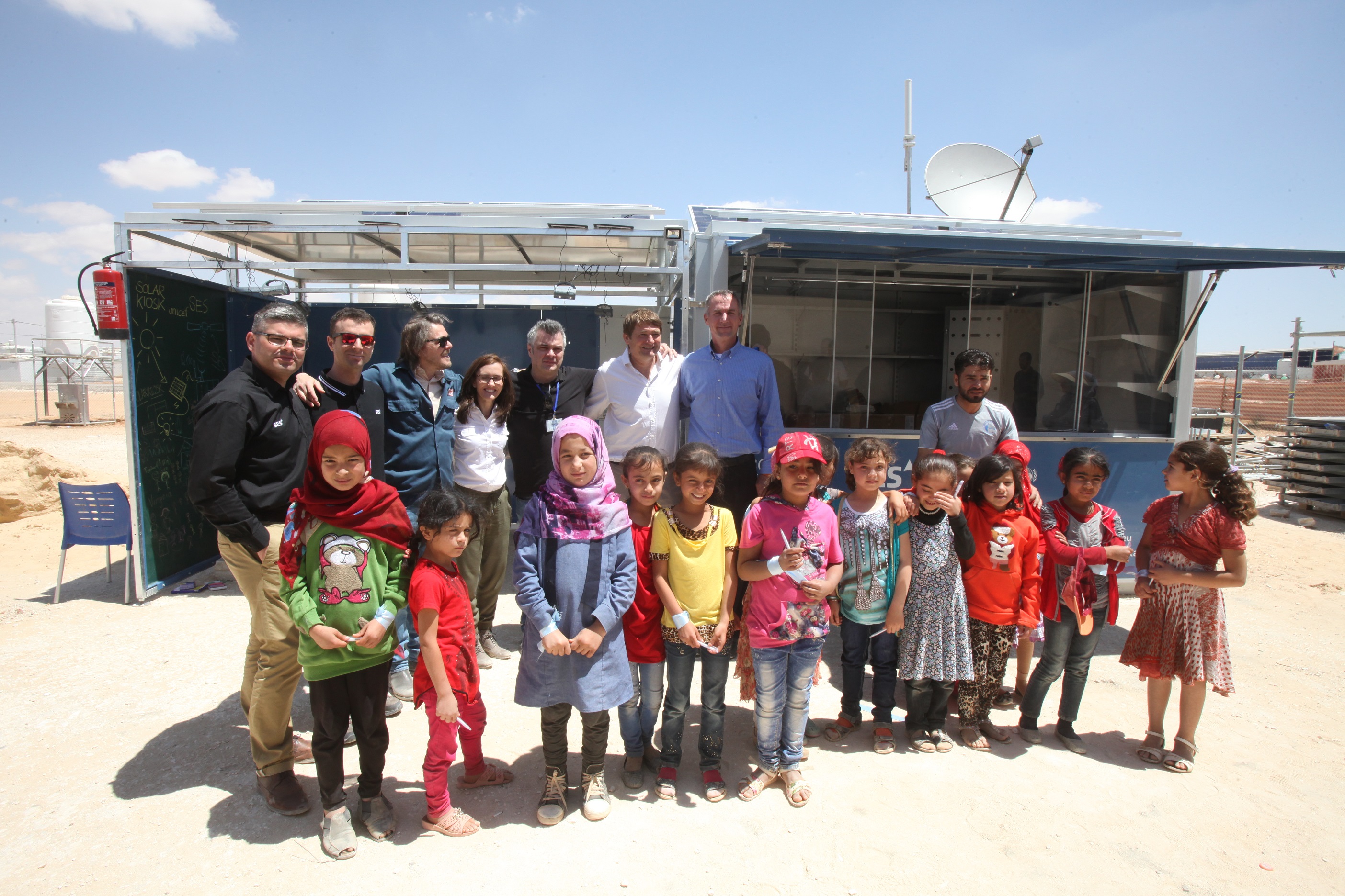 SES ET SOLARKIOSK APPORTENT ELECTRICITE ET INTERNET A UN CENTRE EDUCATIF DANS UN CAMP DE REFUGIES EN JORDANIE