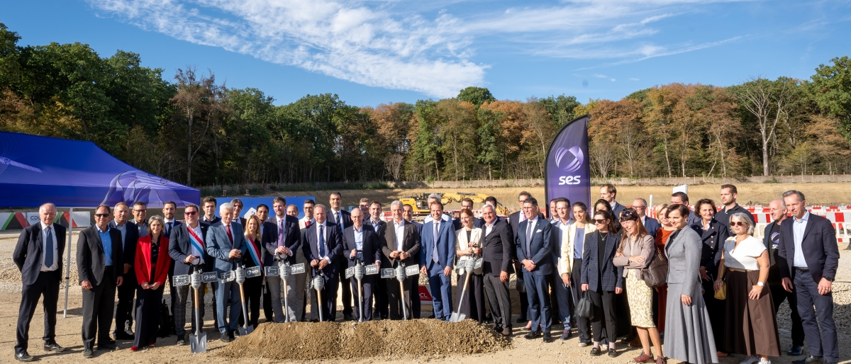 Group image of people at the new satellite manufacturing facility construction site in Kockelscheuer.
