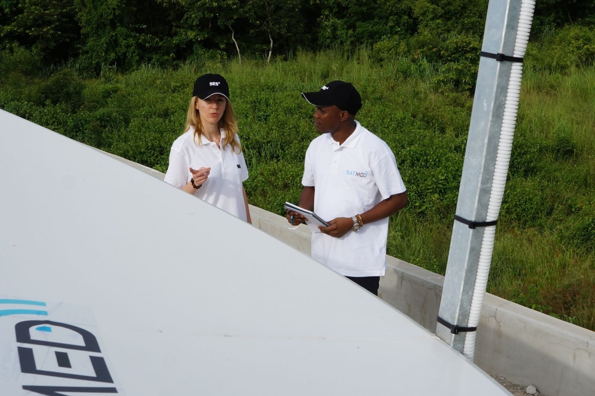 Woman and man in white shirt pointing at SATMED antenna