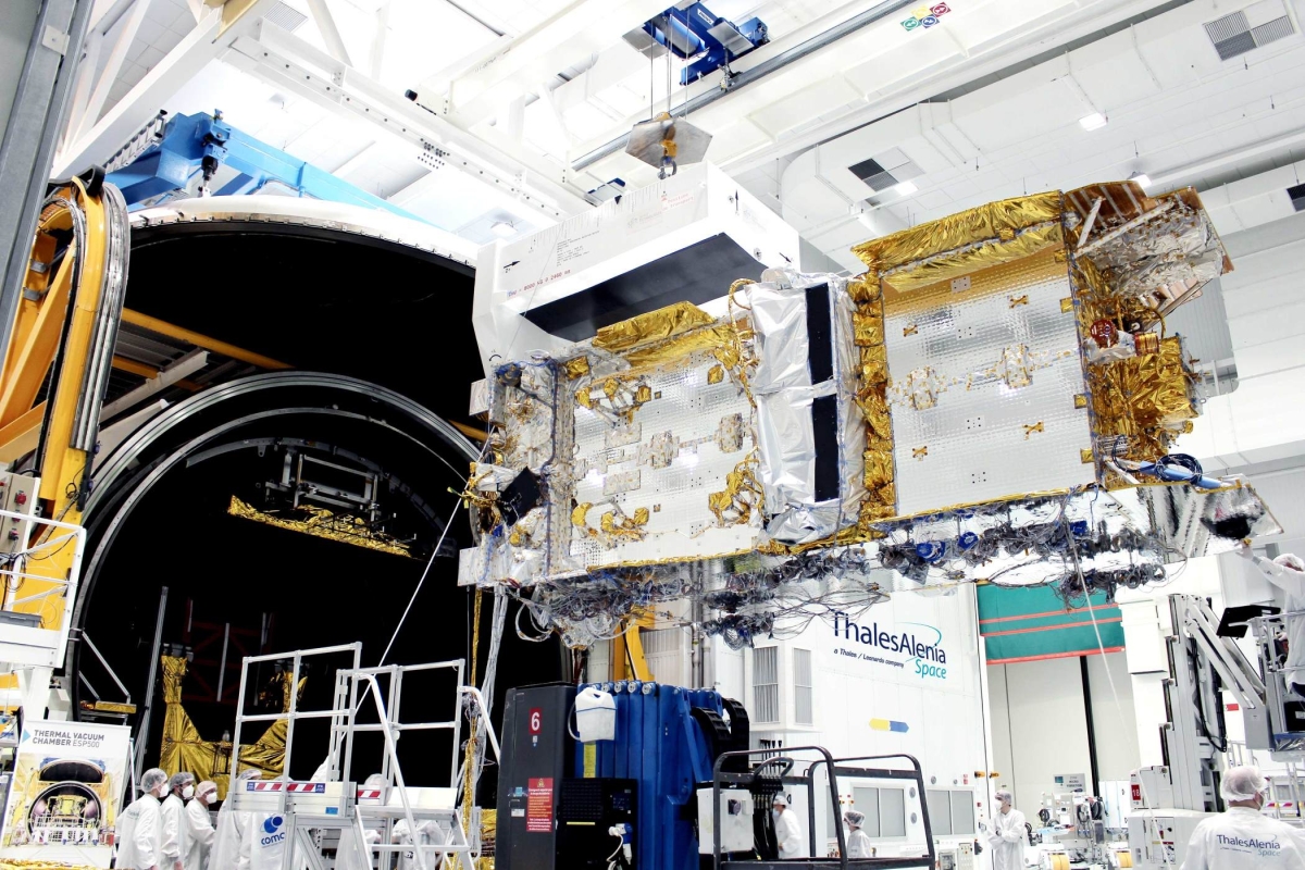 Thales facility - SES-17 handling on square