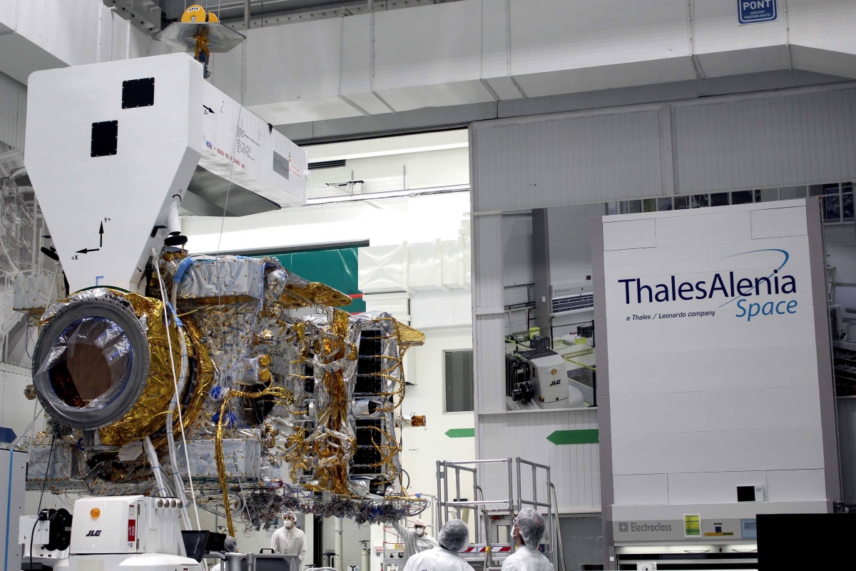 Thales facility - SES-17 handling on square