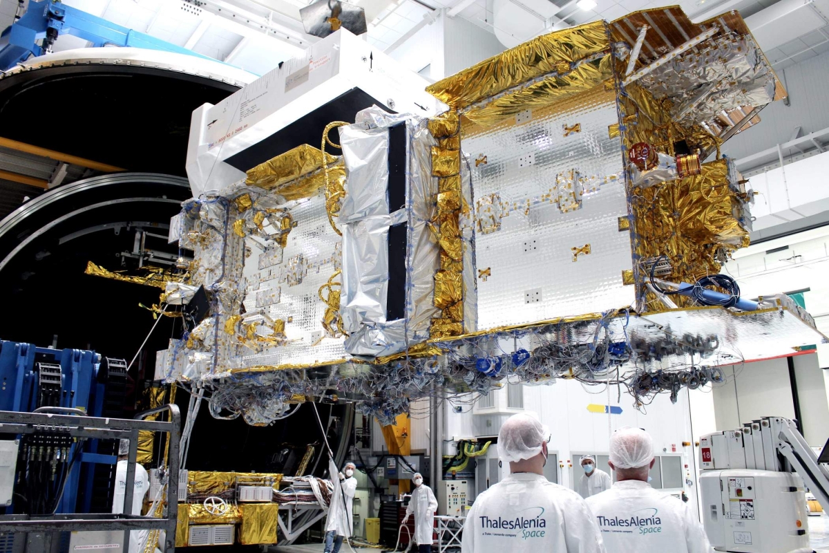 Thales facility - SES-17 handling on square