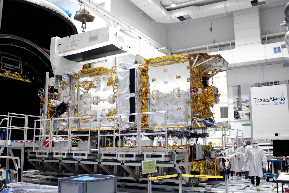 Thales facility - SES-17 handling on square