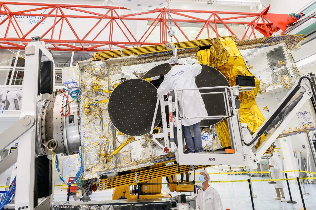 Thales facility - integration reflector test