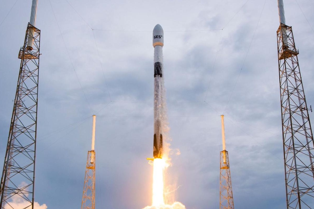 Image of a socket launching upward from a pad with support towers on both sides
