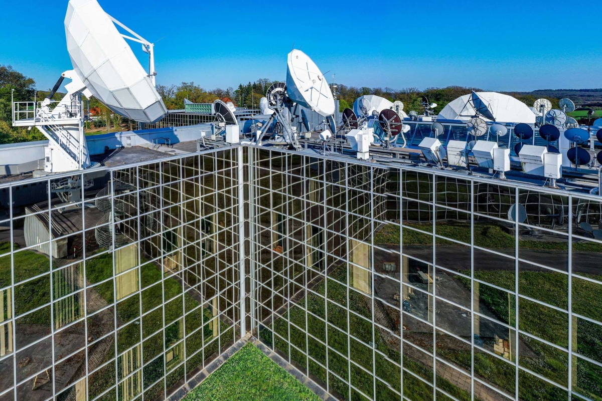 Antennas on a building with reflective glass windows