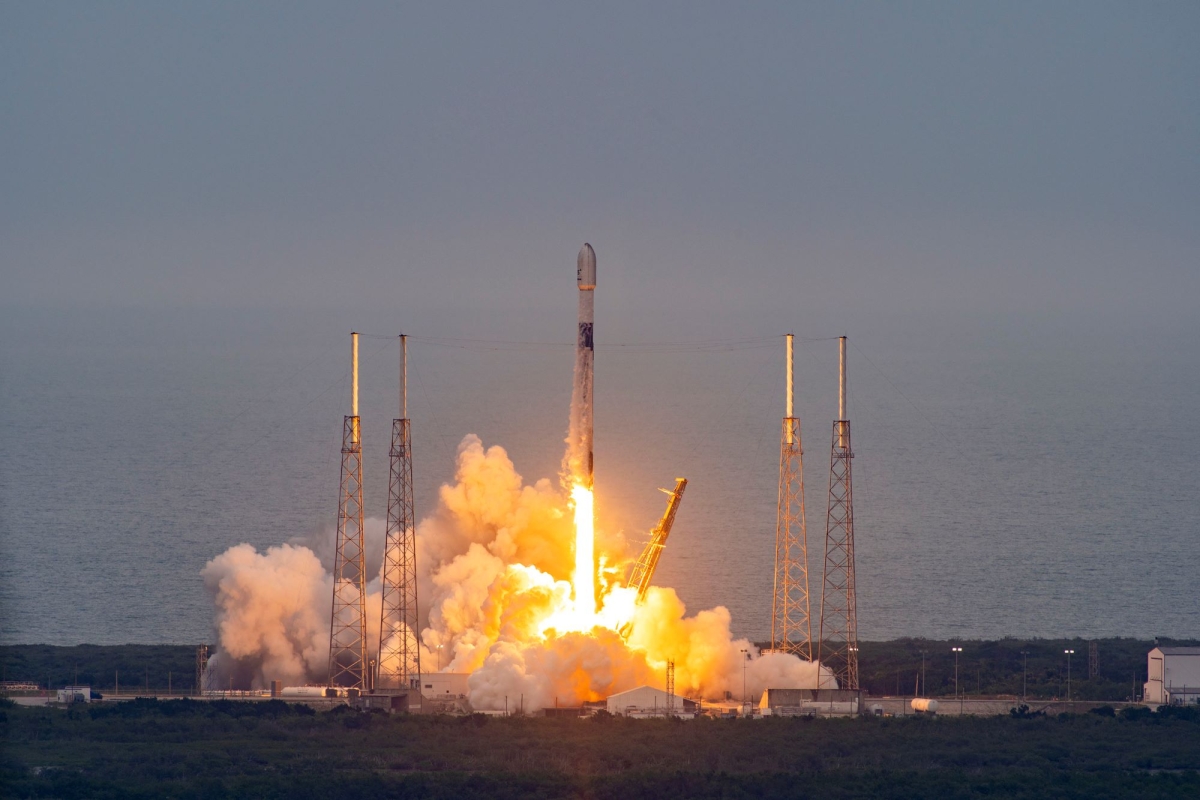 O3b mPOWER satellites 3 and 4 lift-off form Falcon 9 rocket