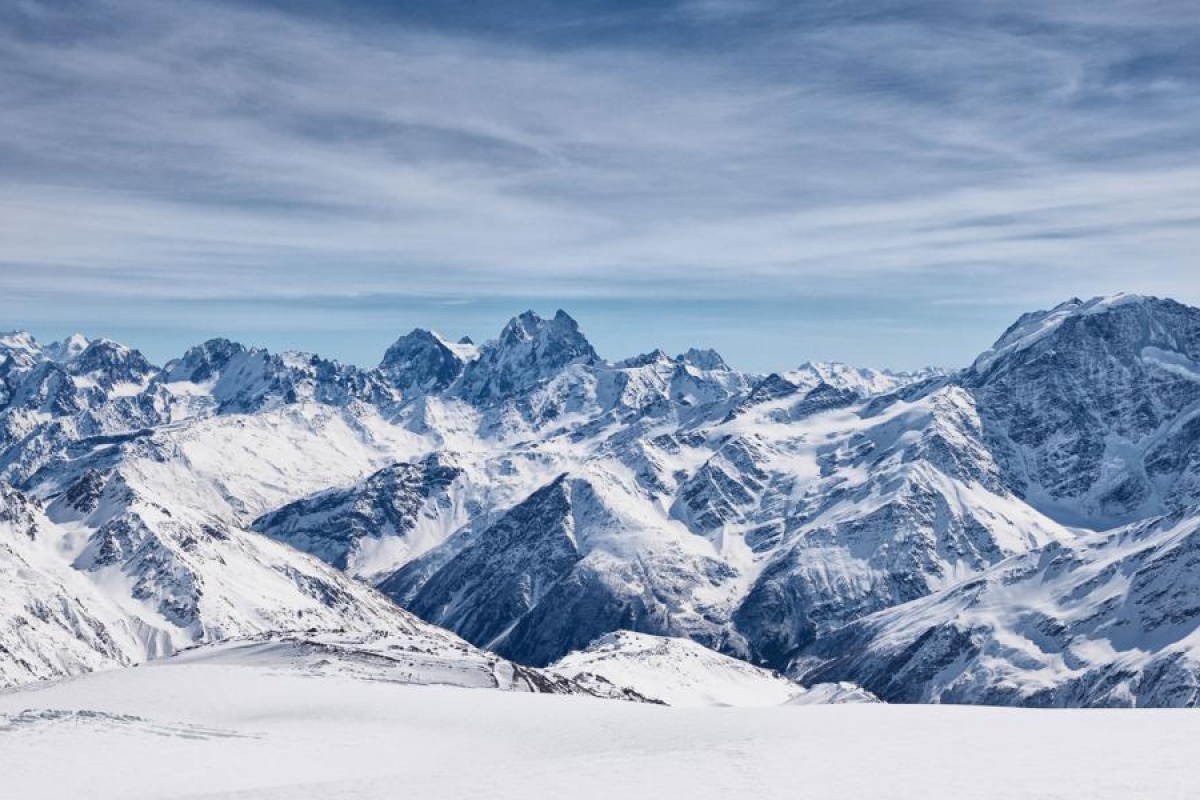 Image of a landscape with mountains covered with snow