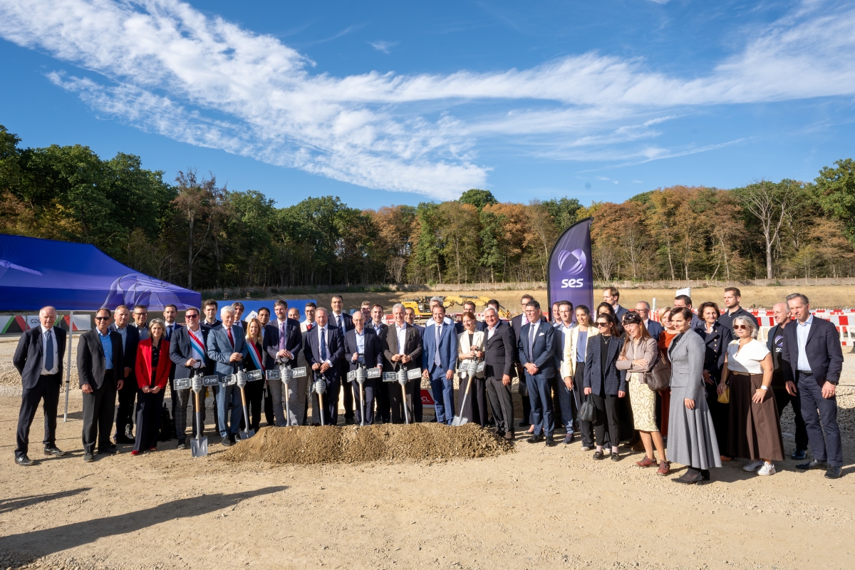 Group image of people at the new satellite manufacturing facility construction site in Kockelscheuer.
