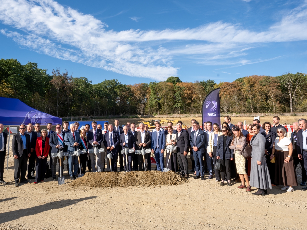Group image of people at the new satellite manufacturing facility construction site in Kockelscheuer.